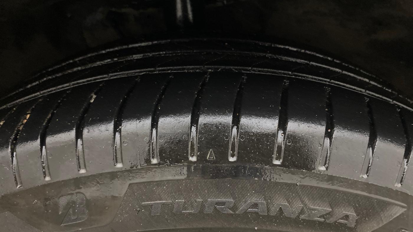 2022 Mahindra XUV700 AX 7 LUXURY P AT 7 STR, Petrol, Automatic, 1,43,645 km, Right Front Tyre Tread