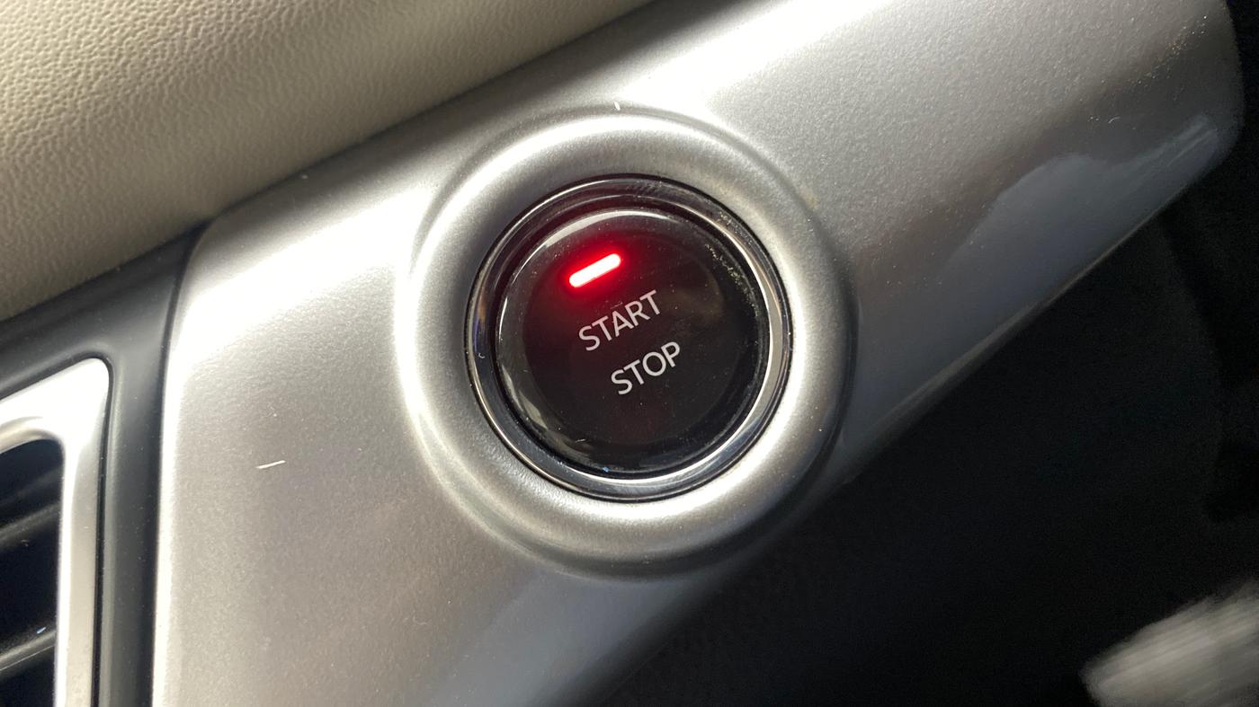 2022 Mahindra XUV700 AX 7 LUXURY P AT 7 STR, Petrol, Automatic, 1,43,645 km, Keyless Start/ Stop Button