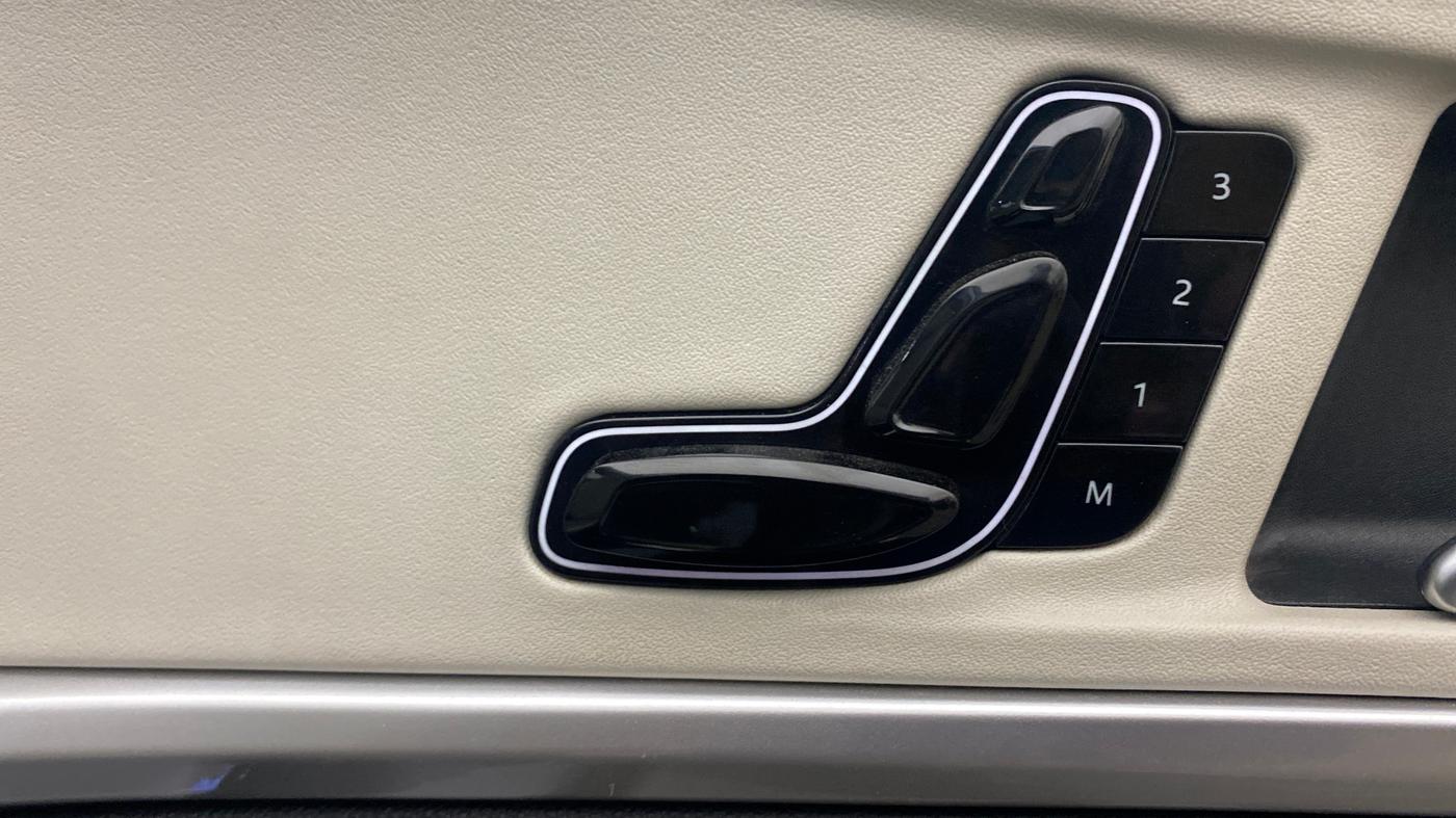 2022 Mahindra XUV700 AX 7 LUXURY P AT 7 STR, Petrol, Automatic, 1,43,645 km, Driver Side Adjustment Panel