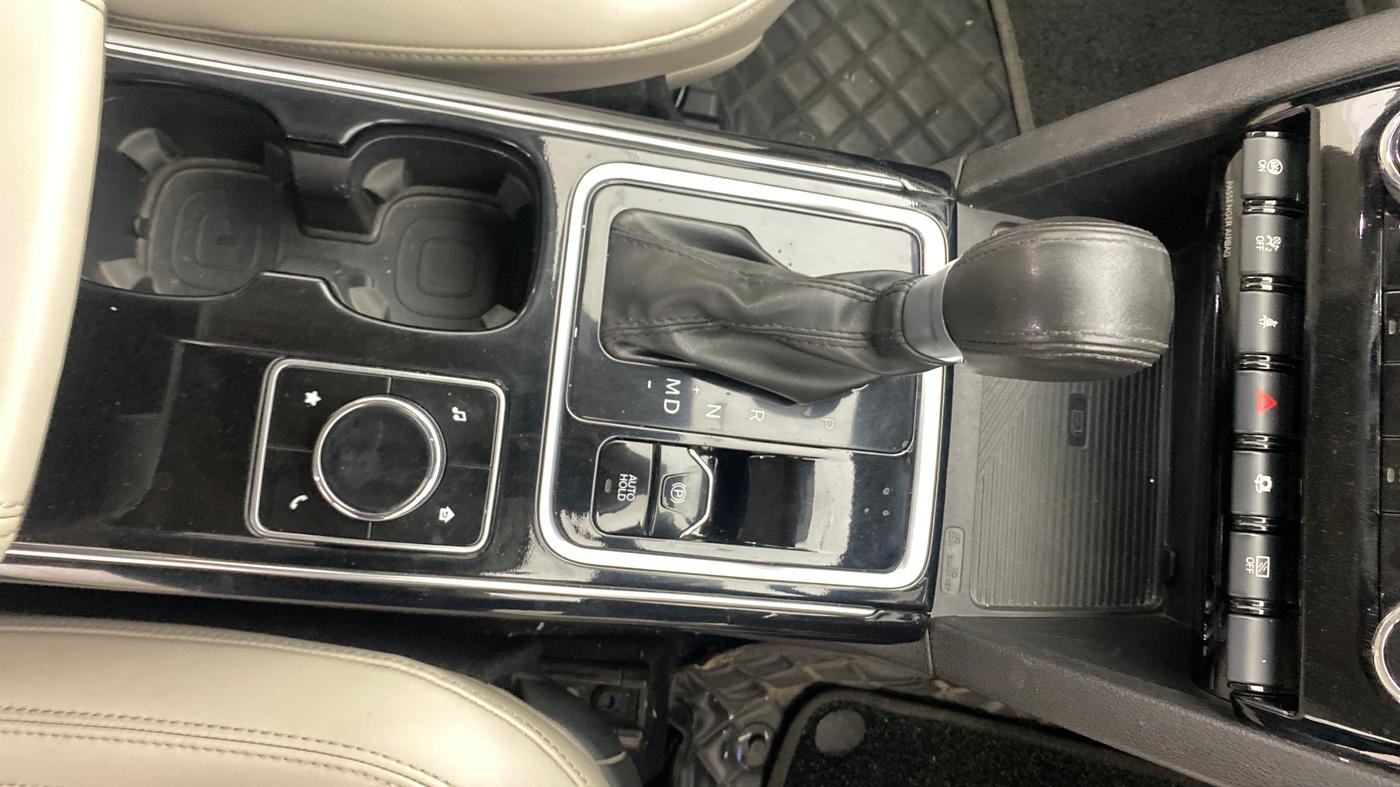 2022 Mahindra XUV700 AX 7 LUXURY P AT 7 STR, Petrol, Automatic, 1,43,645 km, Gear Lever