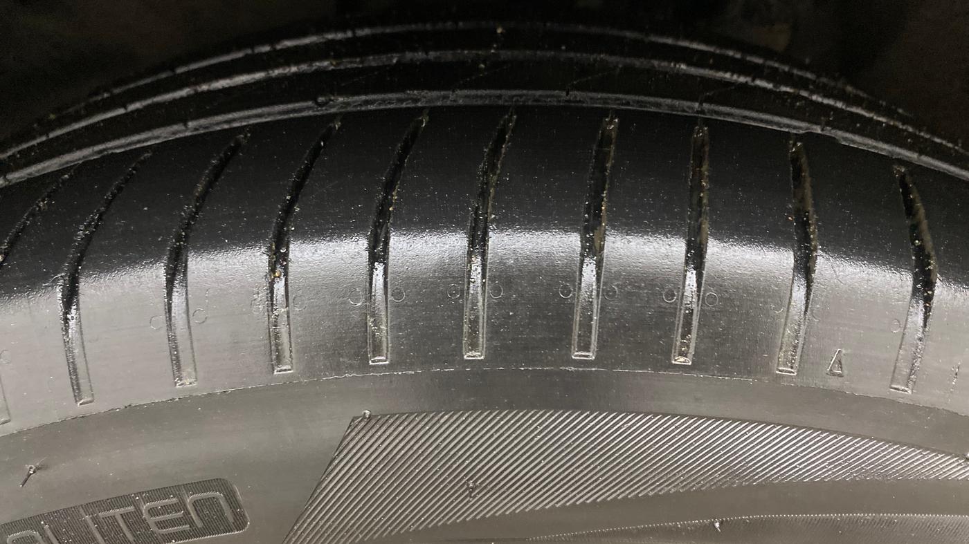 2022 Mahindra XUV700 AX 7 LUXURY P AT 7 STR, Petrol, Automatic, 1,43,645 km, Left Front Tyre Tread