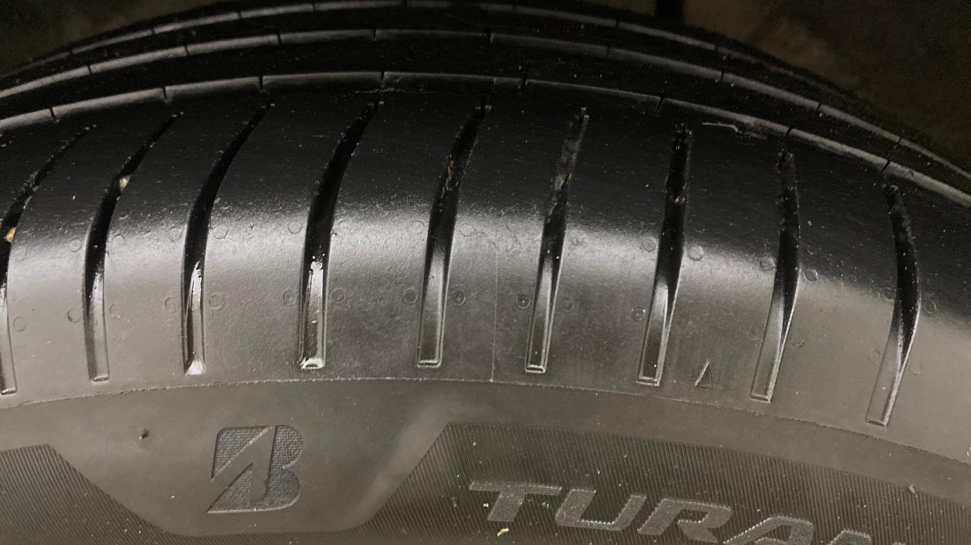 2022 Mahindra XUV700 AX 7 LUXURY P AT 7 STR, Petrol, Automatic, 1,43,645 km, Left Rear Tyre Tread