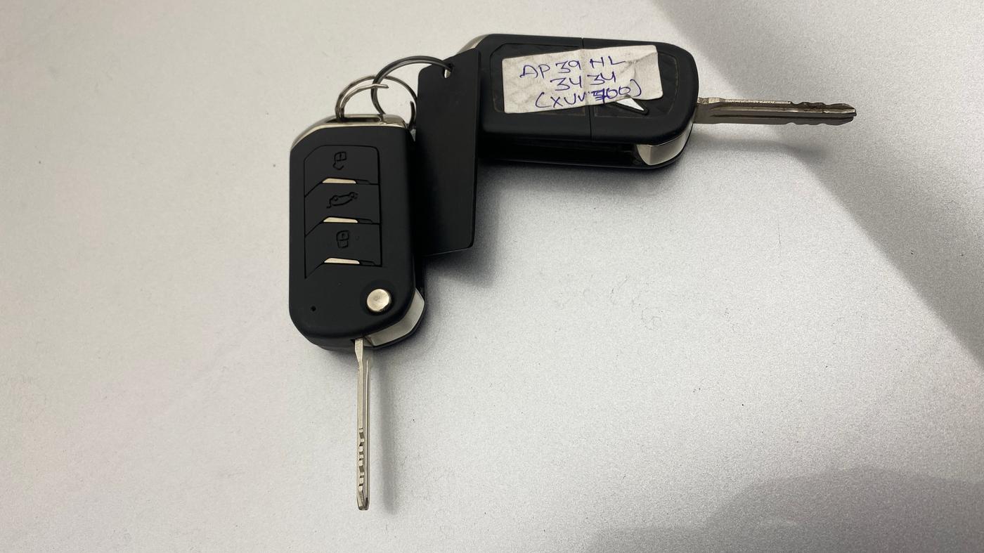 2022 Mahindra XUV700 AX 7 LUXURY P AT 7 STR, Petrol, Automatic, 1,43,645 km, Key Close Up