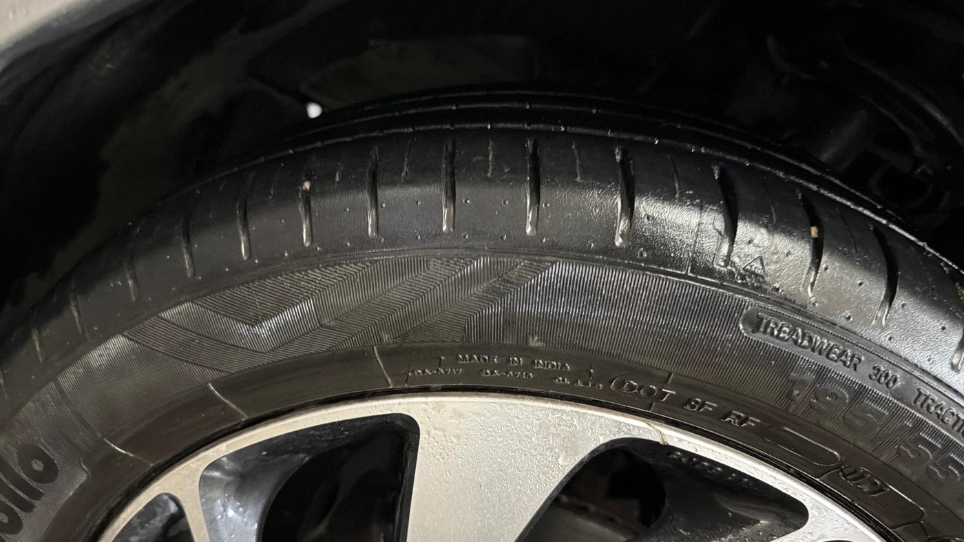 2021 Toyota Glanza V CVT, Petrol, Automatic, 33,834 km, Left Front Tyre Tread
