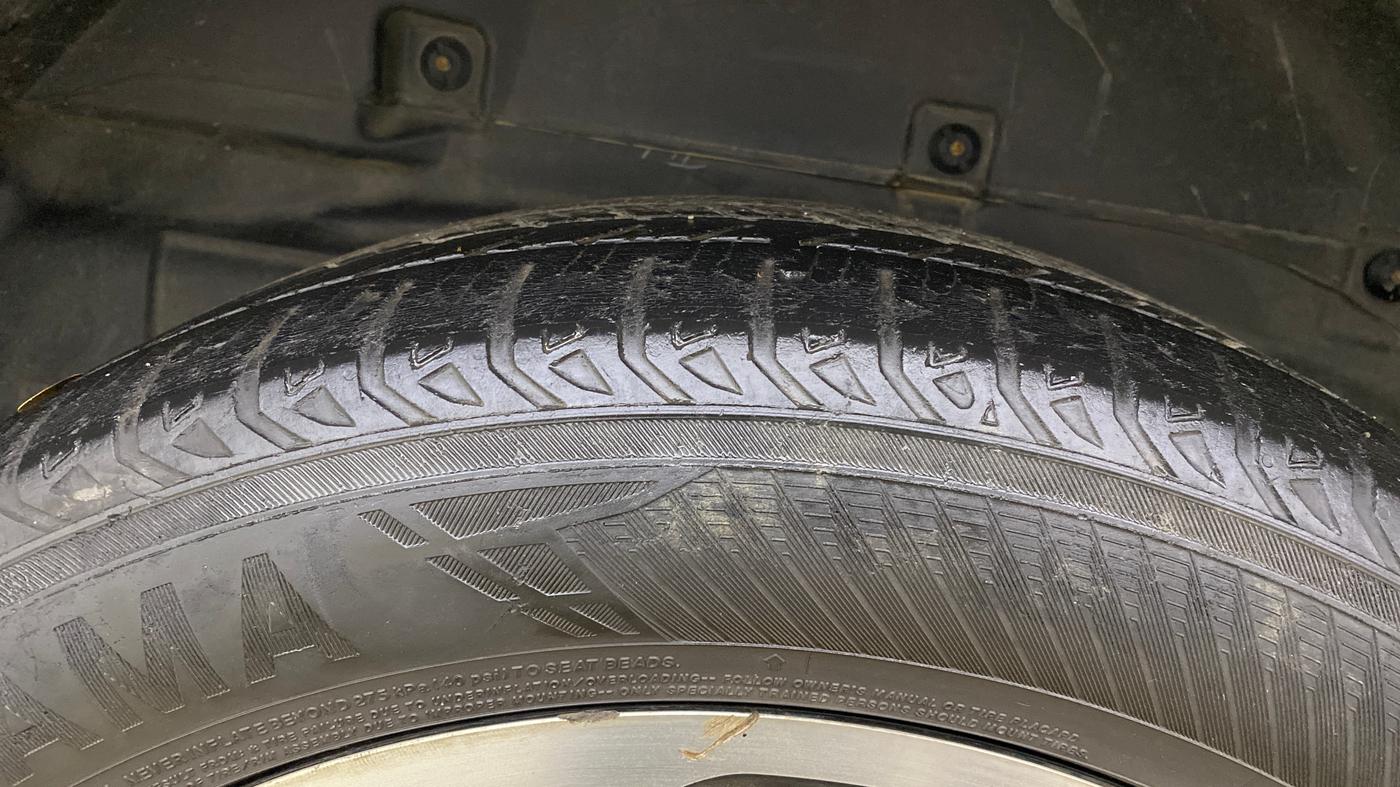 2017 Tata Hexa XTA 4X2 7 STR, Diesel, Automatic, 1,28,376 km, Right Rear Tyre Tread
