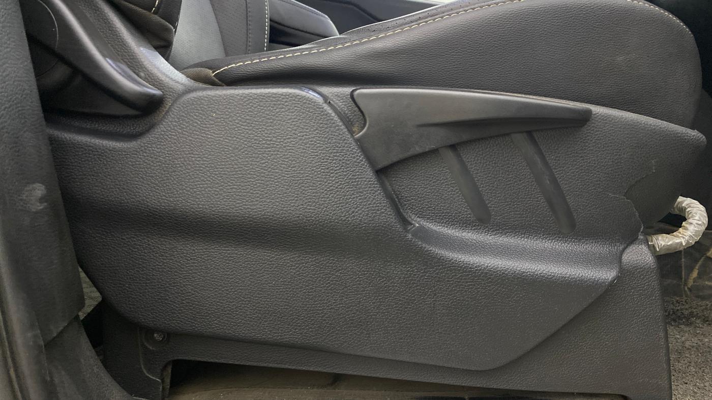 2017 Tata Hexa XTA 4X2 7 STR, Diesel, Automatic, 1,28,376 km, Driver Side Adjustment Panel