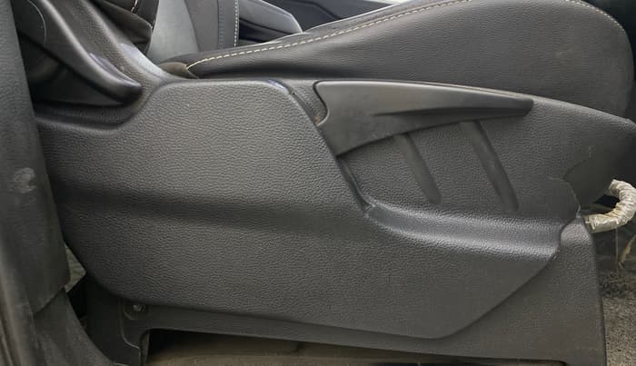 2017 Tata Hexa XTA 4X2 7 STR, Diesel, Automatic, 1,28,376 km, Driver Side Adjustment Panel