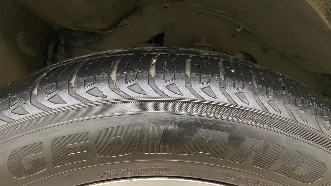 2017 Tata Hexa XTA 4X2 7 STR, Diesel, Automatic, 1,28,376 km, Right Front Tyre Tread