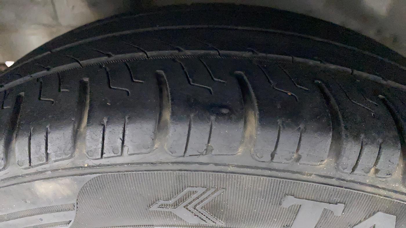 2016 Honda Brio VX MT, Petrol, Manual, 1,01,291 km, Right Rear Tyre Tread