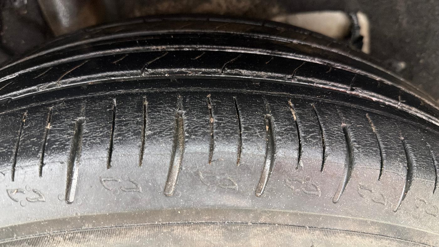 2022 Mahindra XUV700 AX 5 P MT 7 STR, Petrol, Manual, 40,573 km, Right Rear Tyre Tread