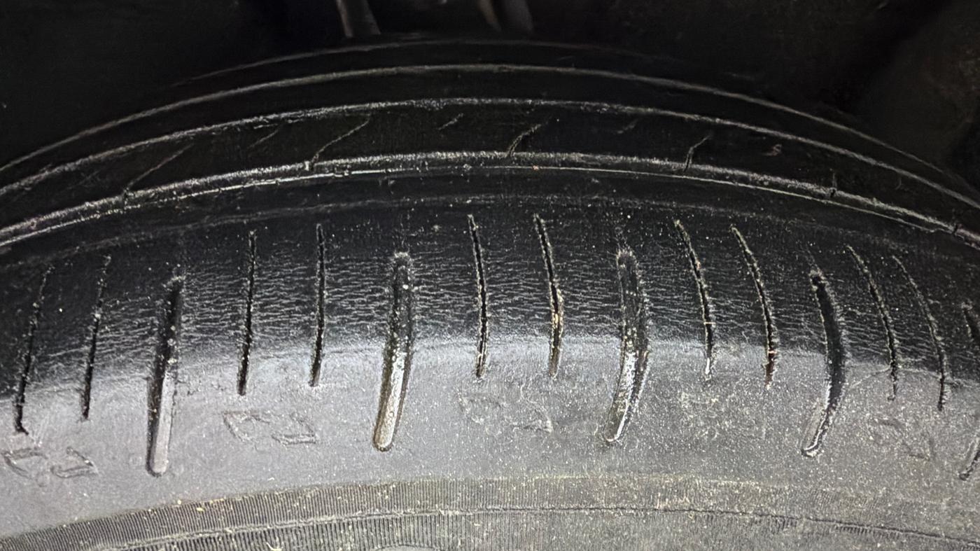 2022 Mahindra XUV700 AX 5 P MT 7 STR, Petrol, Manual, 40,573 km, Left Rear Tyre Tread