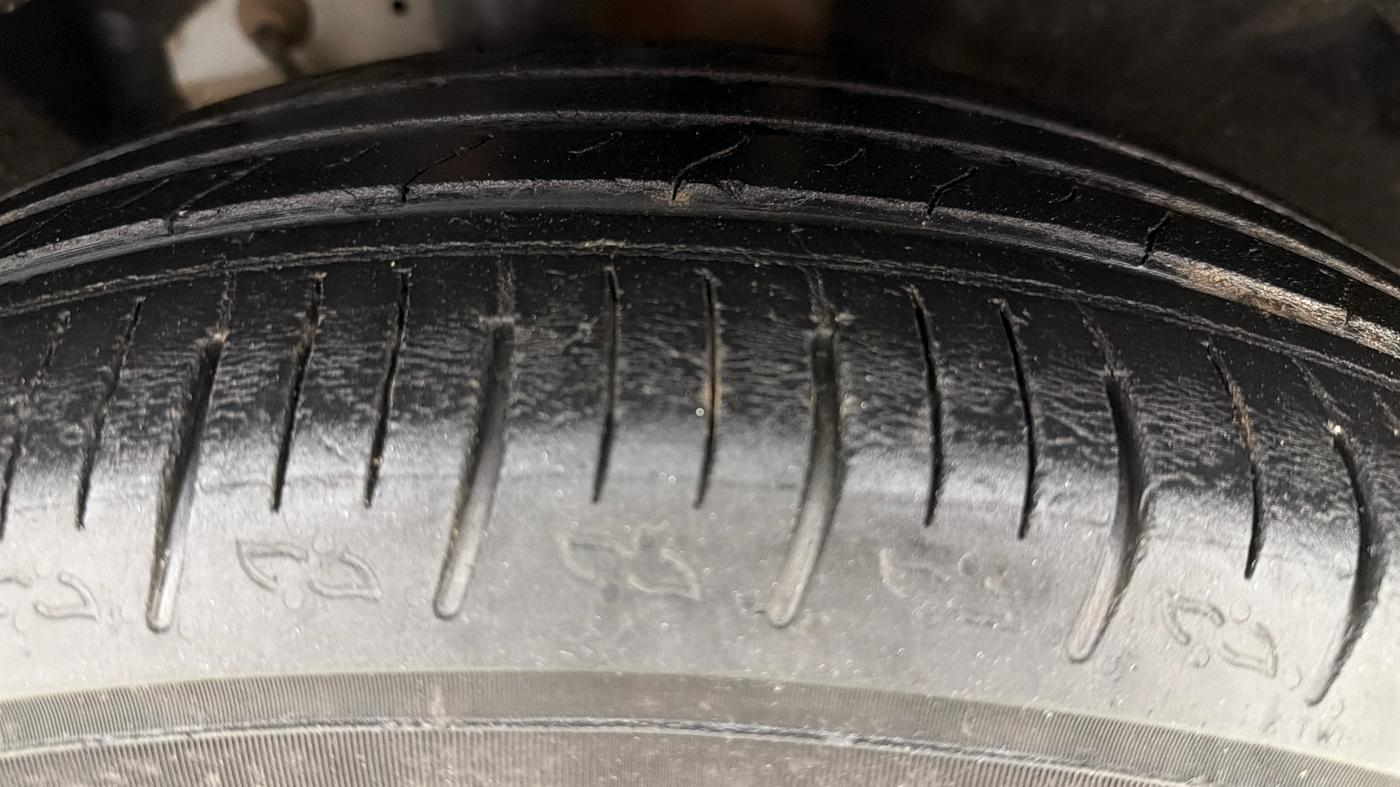 2022 Mahindra XUV700 AX 5 P MT 7 STR, Petrol, Manual, 40,573 km, Right Front Tyre Tread