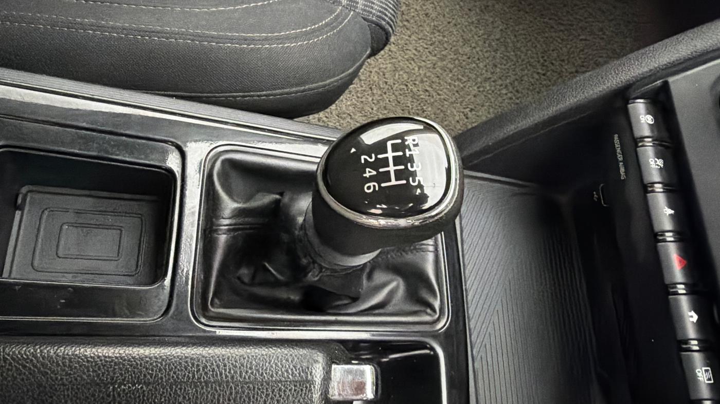 2022 Mahindra XUV700 AX 5 P MT 7 STR, Petrol, Manual, 40,573 km, Gear Lever