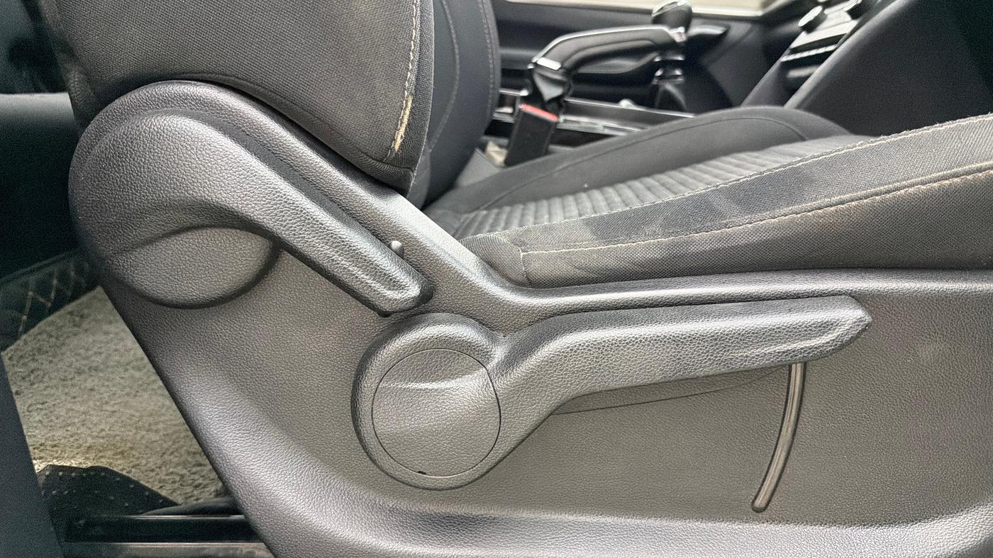 2022 Mahindra XUV700 AX 5 P MT 7 STR, Petrol, Manual, 40,573 km, Driver Side Adjustment Panel