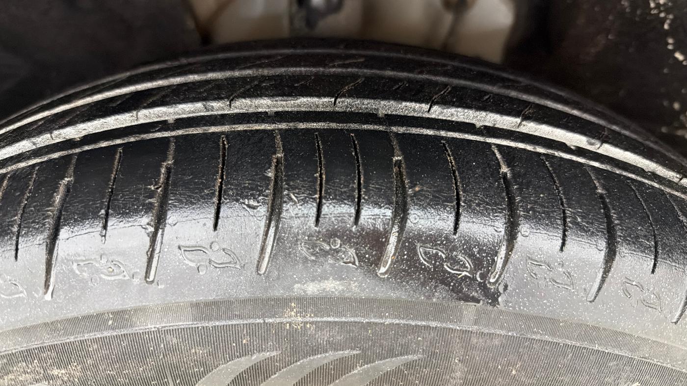 2022 Mahindra XUV700 AX 5 P MT 7 STR, Petrol, Manual, 40,573 km, Left Front Tyre Tread