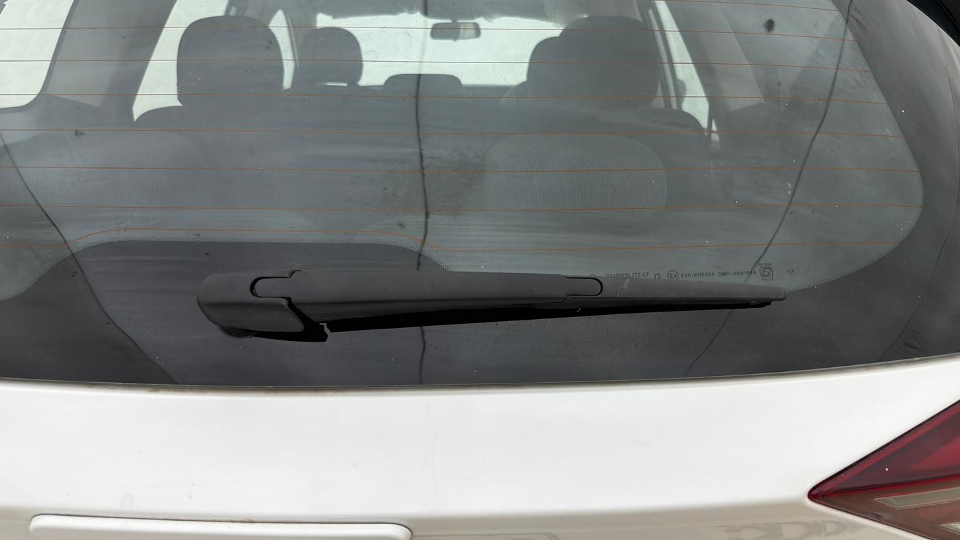 2022 Mahindra XUV700 AX 5 P MT 7 STR, Petrol, Manual, 40,573 km, Rear Wiper
