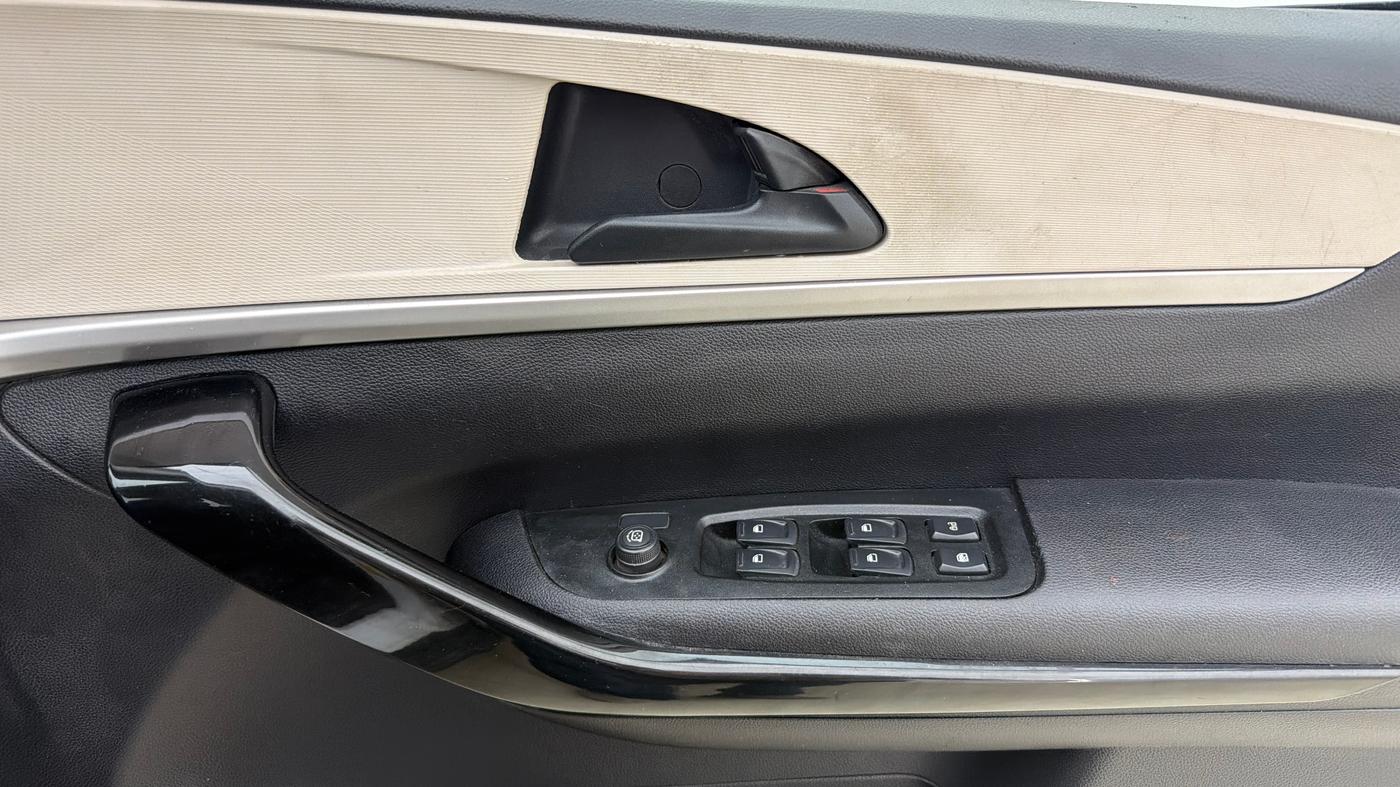 2022 Mahindra XUV700 AX 5 P MT 7 STR, Petrol, Manual, 40,573 km, Driver Side Door Panels Control