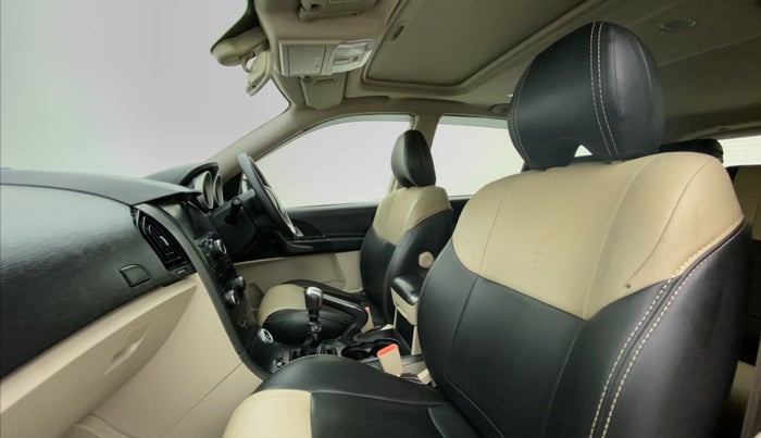 2018 Mahindra XUV500 W9, Diesel, Manual, 98,201 km, Right Side Front Door Cabin