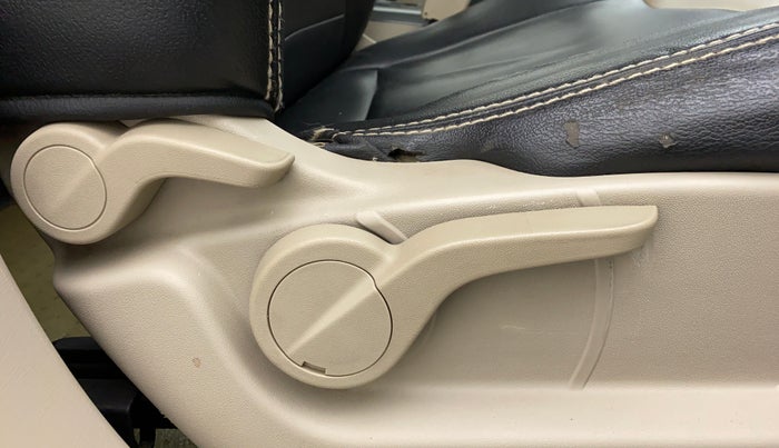 2018 Mahindra XUV500 W9, Diesel, Manual, 98,201 km, Driver Side Adjustment Panel