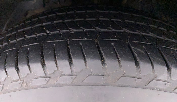 2018 Mahindra XUV500 W9, Diesel, Manual, 98,201 km, Left Front Tyre Tread
