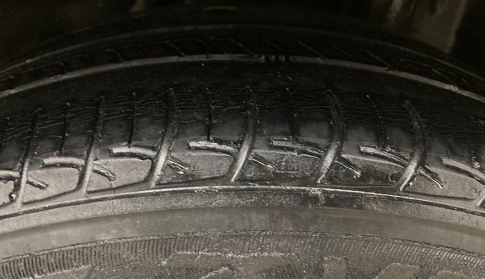 2015 Honda Mobilio 1.5L I-VTEC S, Petrol, Manual, 1,30,509 km, Left Rear Tyre Tread