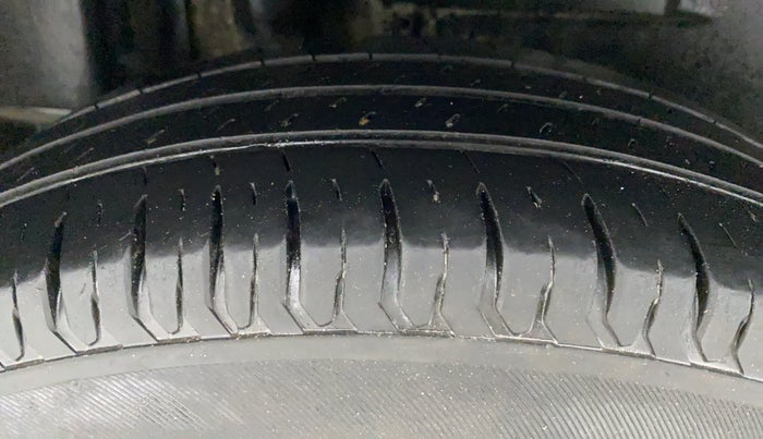 2018 Maruti Dzire VDI, Diesel, Manual, 64,876 km, Right Rear Tyre Tread