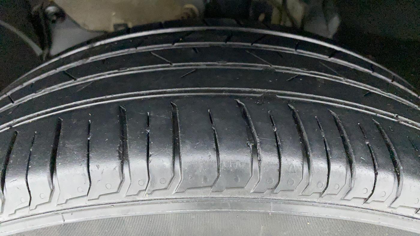 2017 Renault Duster RXZ AMT 110 PS, Diesel, Automatic, 89,537 km, Left Front Tyre Tread