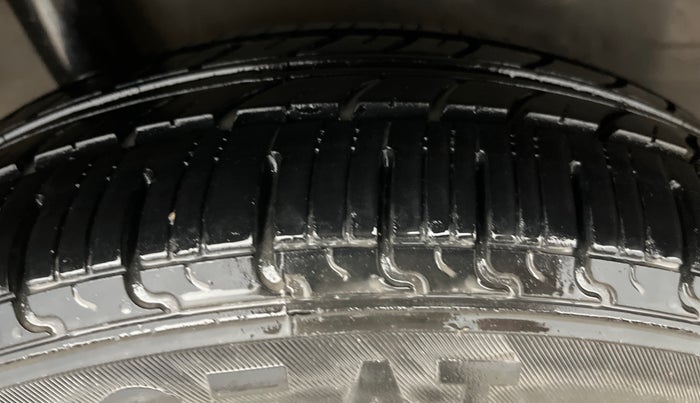 2015 Honda Brio S MT, Petrol, Manual, 82,523 km, Right Rear Tyre Tread