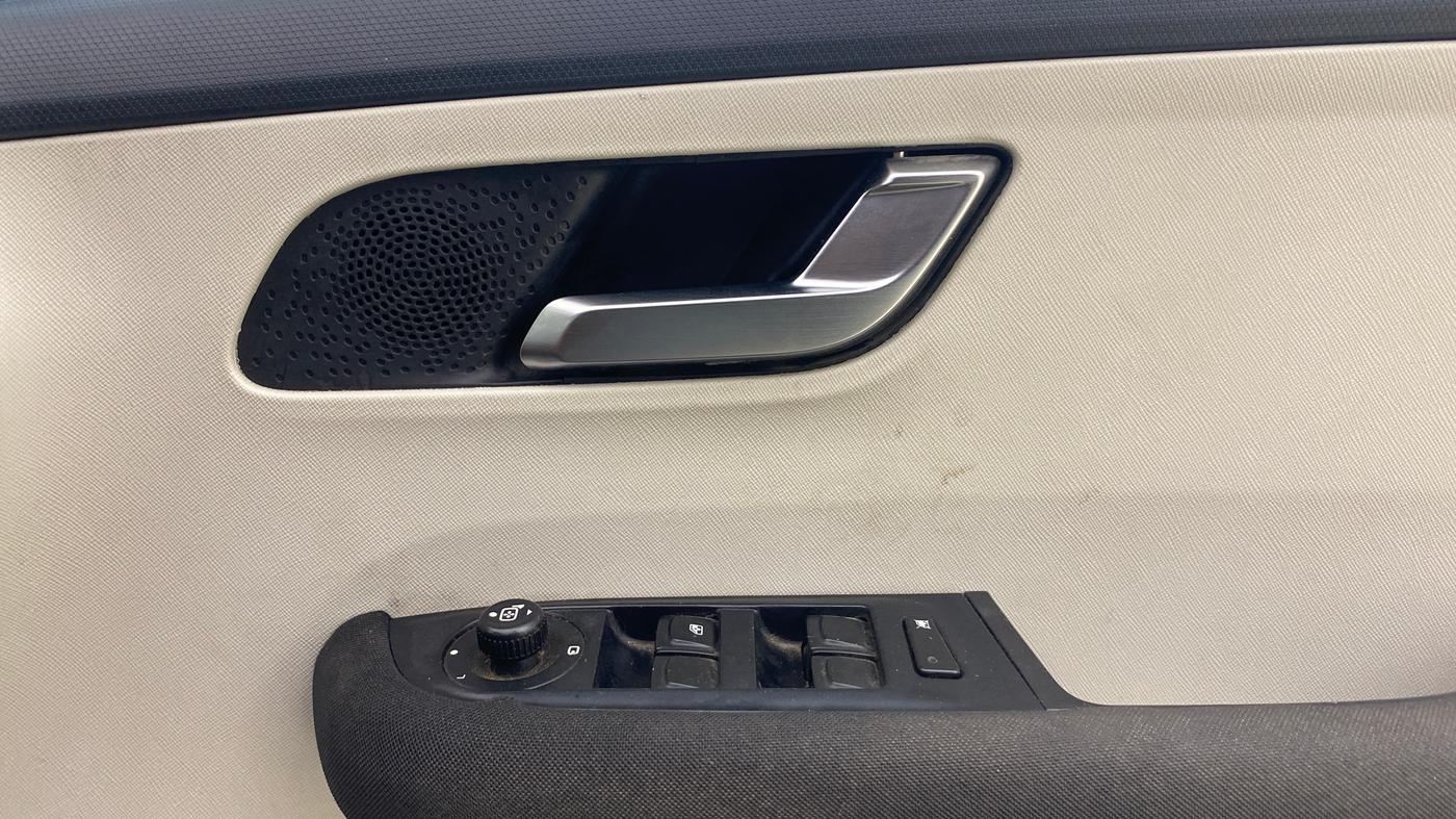 2023 Tata ALTROZ XZ PLUS SUNROOF CNG, CNG, Manual, 46,617 km, Driver Side Door Panels Control