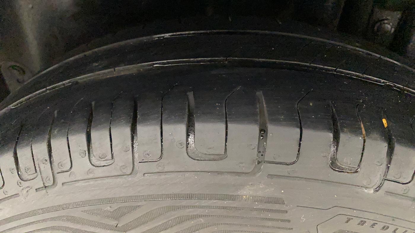 2017 Maruti Swift LXI (O), Petrol, Manual, 89,803 km, Left Rear Tyre Tread