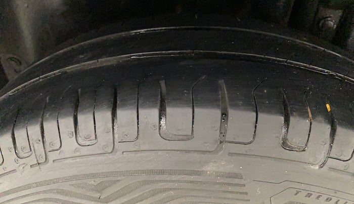 2017 Maruti Swift LXI (O), Petrol, Manual, 89,803 km, Left Rear Tyre Tread