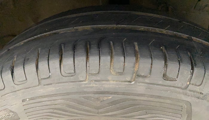 2017 Maruti Swift LXI (O), Petrol, Manual, 89,803 km, Right Front Tyre Tread