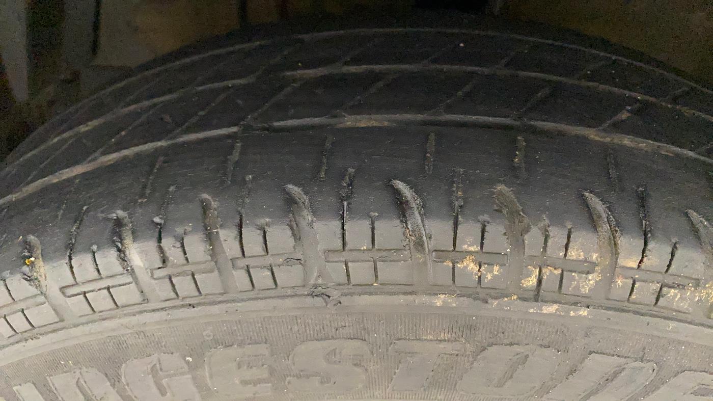 2017 Maruti Swift LXI (O), Petrol, Manual, 89,803 km, Left Front Tyre Tread