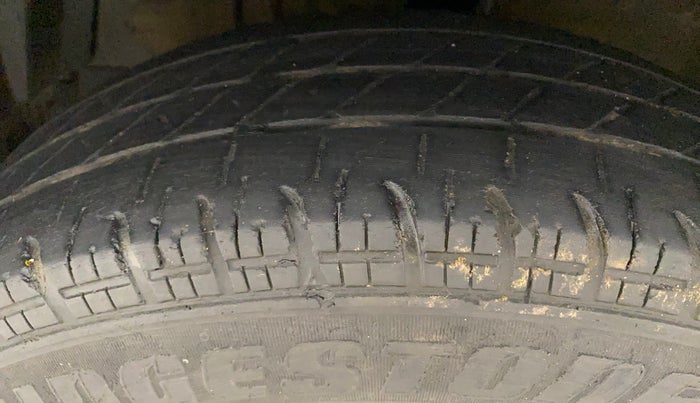 2017 Maruti Swift LXI (O), Petrol, Manual, 89,803 km, Left Front Tyre Tread