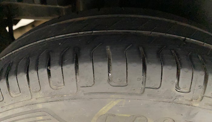 2017 Maruti Swift LXI (O), Petrol, Manual, 89,803 km, Right Rear Tyre Tread