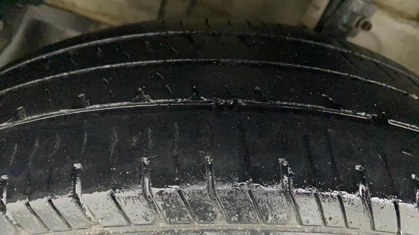 2015 Maruti Swift Dzire LXI, Petrol, Manual, 96,236 km, Left Front Tyre Tread