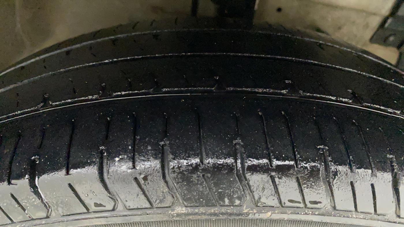 2015 Maruti Swift Dzire LXI, Petrol, Manual, 96,236 km, Right Front Tyre Tread