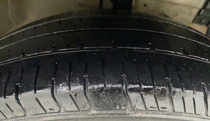 2015 Maruti Swift Dzire LXI, Petrol, Manual, 96,236 km, Right Front Tyre Tread
