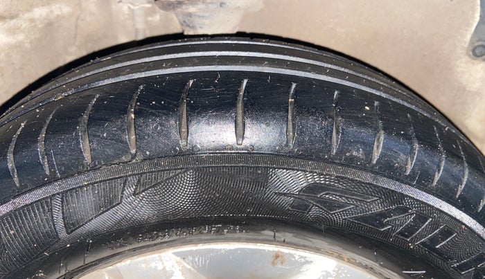 2016 Maruti Alto 800 LXI, Petrol, Manual, 66,920 km, Right Front Tyre Tread