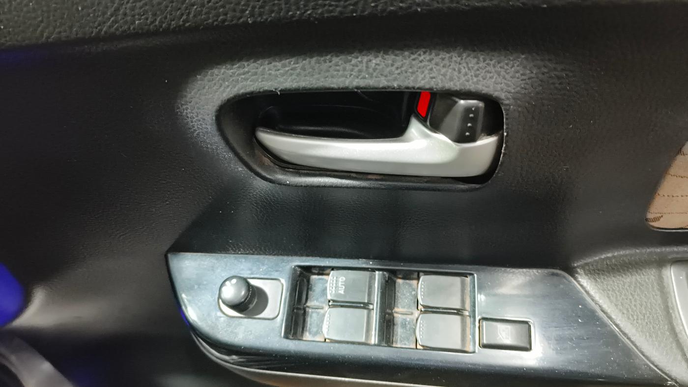 2017 Maruti Wagon R 1.0 VXI, Petrol, Manual, 1,17,308 km, Driver Side Door Panels Control
