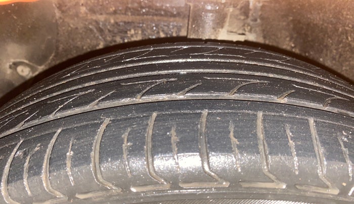 2014 Hyundai Grand i10 ASTA 1.2 KAPPA VTVT, Petrol, Manual, 1,05,349 km, Left Front Tyre Tread