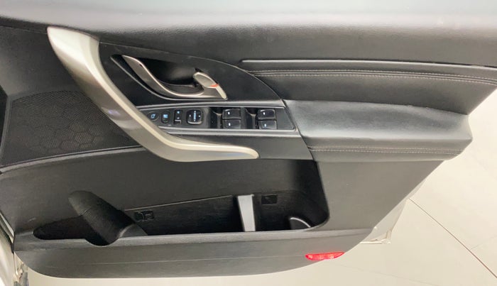 2018 Mahindra XUV500 W11 AT, Diesel, Automatic, 60,820 km, Driver Side Door Panels Control