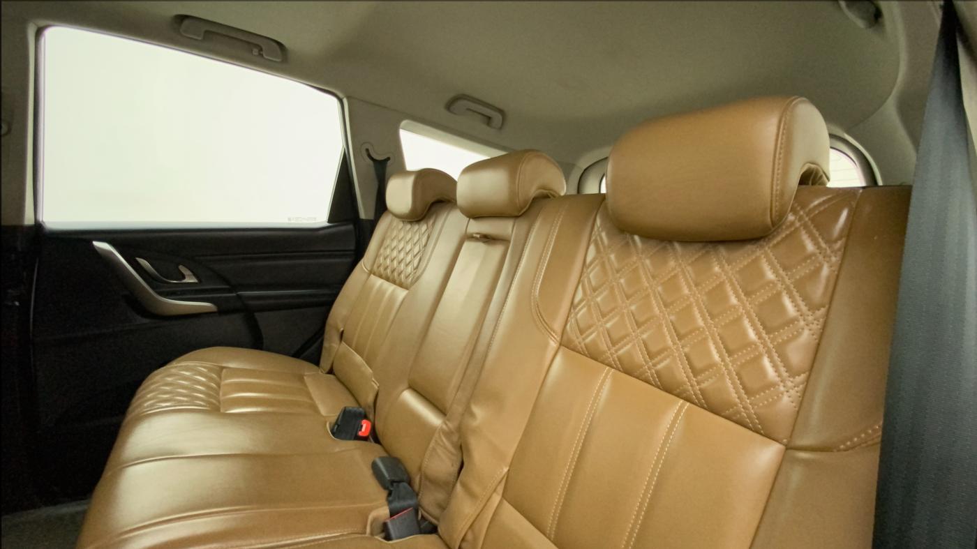 2018 Mahindra XUV500 W11 AT, Diesel, Automatic, 60,820 km, Right Side Rear Door Cabin