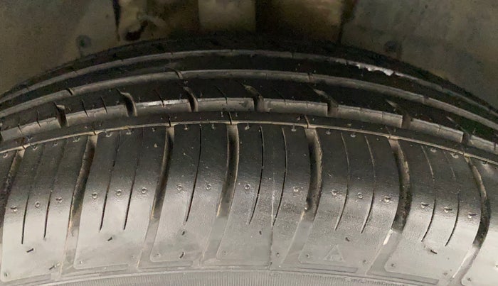 2018 Mahindra XUV500 W11 AT, Diesel, Automatic, 60,820 km, Right Front Tyre Tread