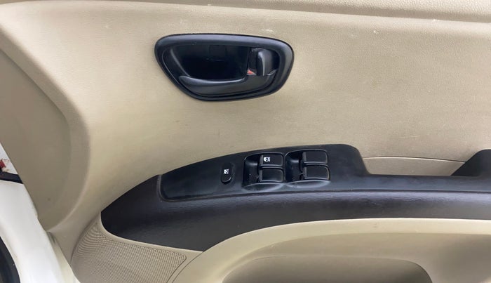 2015 Hyundai i10 MAGNA 1.1, CNG, Manual, 1,23,220 km, Driver Side Door Panels Control