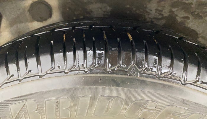 2015 Hyundai i10 MAGNA 1.1, CNG, Manual, 1,23,220 km, Right Rear Tyre Tread