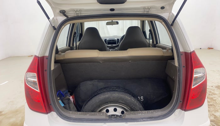 2015 Hyundai i10 MAGNA 1.1, CNG, Manual, 1,23,220 km, Boot Inside