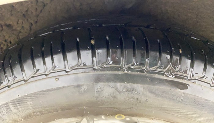 2015 Hyundai i10 MAGNA 1.1, CNG, Manual, 1,23,220 km, Left Rear Tyre Tread