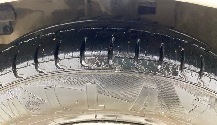 2015 Hyundai i10 MAGNA 1.1, CNG, Manual, 1,23,220 km, Left Front Tyre Tread