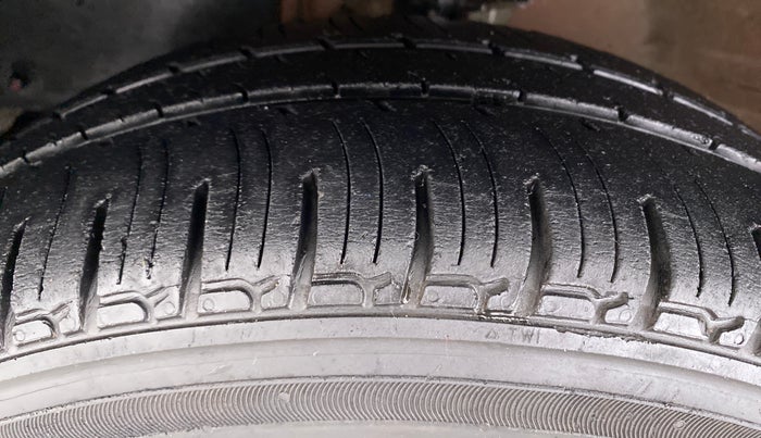 2016 Mahindra Kuv100 K8 6 STR, Petrol, Manual, 45,270 km, Left Front Tyre Tread